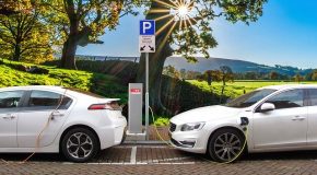 Voitures électriques (vidéo) : les bornes de recharge et l’autonomie déçoivent