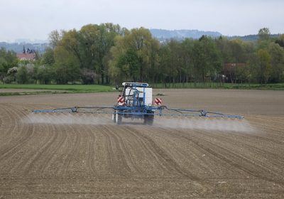 Épandage des pesticides à proximité des habitations : un collectif d’ONG attaque les chartes illégales de la profession agricole