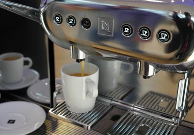Cafetière avec broyeur : attention à la garantie liée au nombre de cafés