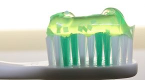 Dentifrices : sans fluor mais avec sucre