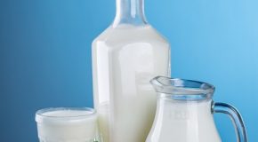 Dioxyde de titane : interdit dans les aliments… mais retrouvé dans le lait