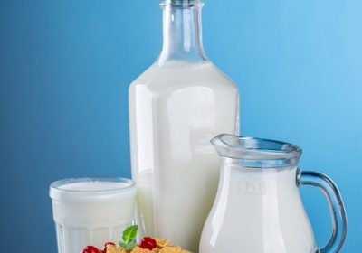 Dioxyde de titane : interdit dans les aliments… mais retrouvé dans le lait