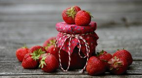 Confitures de fraises : des préparations moins sucrées mais ultratransformées